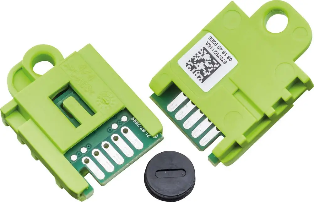 Zwei grüne Bauteile mit Kontaktpins, Teil eines Umbausatzes, möglicherweise für Gasinstallationen. Enthält eine schwarze Knopfzelle. Möglicherweise von Bosch.